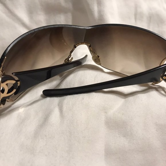 FLASH SALE! Chanel Shield Interlocking CC Sunglasses - purchased in Italy - Picture 9 of 12